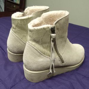 Bearpaw Boots ~ Megan 9(40), Short, Zippered